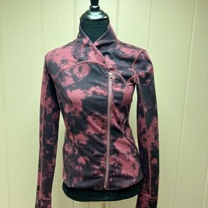 Excellent condition Lululemon Swifty jacket lightweight. Camouflage burgundy.